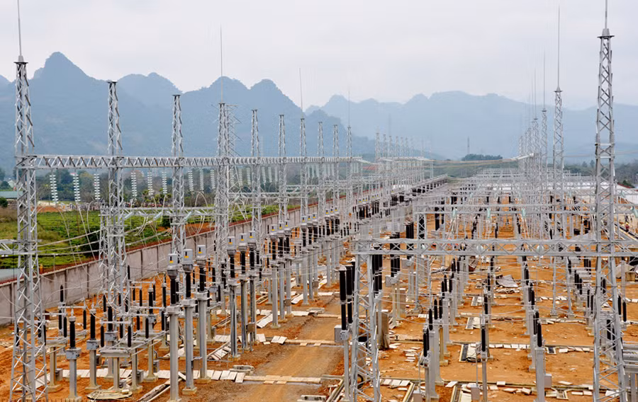 Trạm 220 kV Bắc Quang (Hà Giang) là một trong những trạm biến áp lớn, hiện đại nhất miền Bắc đang khẩn trương thi công. 