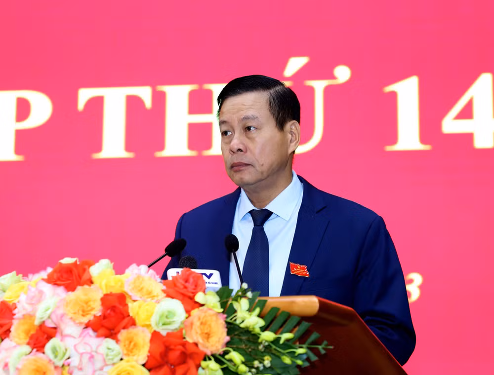 Chủ tịch Ủy ban nhân dân tỉnh Hà Giang Nguyễn Văn Sơn phát biểu tại kỳ họp.