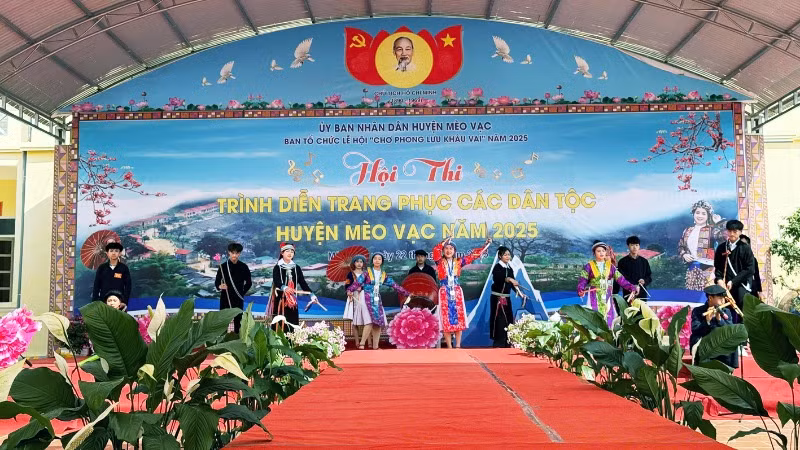 Hội thi trình diễn trang phục dân tộc là một trong những hoạt động trong khuôn khổ Lễ hội chợ Phong lưu Khâu Vai.