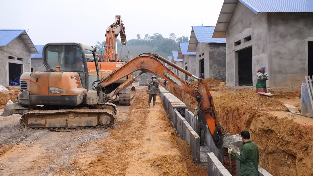 Công ty TNHH 868 huy động nhân lực, máy móc đẩy nhanh tiến độ xây dựng hạ tầng khu tái định cư.