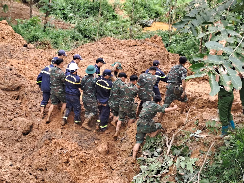 Đến cuối giờ chiều 13/7, với sự nỗ lực của cấp ủy, chính quyền và nhân dân, đã tìm thấy 15 nạn nhân trong vụ sạt lở đất, trong đó có 11 người chết, 4 người bị thương.