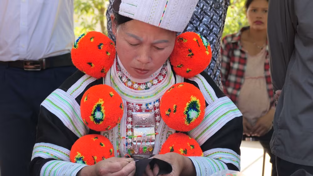 Để có được bộ trang phục truyền thống, người phụ nữ Dao đỏ phải mất nhiều tháng để thêu hoa văn, hoạ tiết trên áo. Để có được bộ trang phục truyền thống, người phụ nữ Dao đỏ phải mất nhiều tháng để thêu hoa văn, hoạ tiết trên áo.