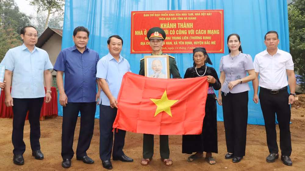 Bí thư Tỉnh ủy Hà Giang Hầu A Lềnh tặng chân dung Chủ tịch Hồ Chí Minh và Cờ Tổ quốc cho gia đình thương binh Mai Trung Liên, xã Yên Định, huyện Bắc Mê.