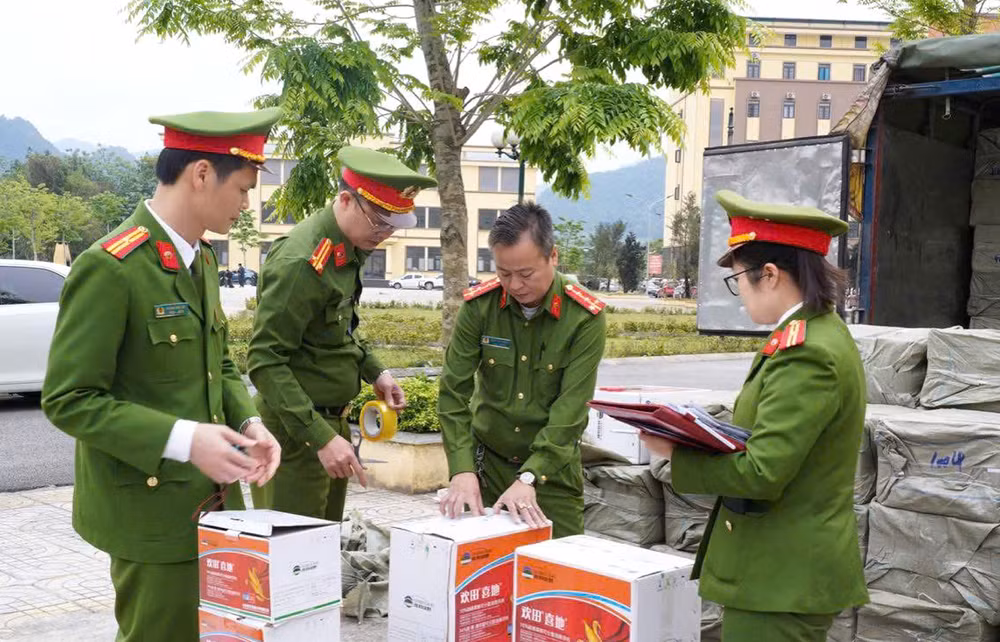 Phòng Cảnh sát Kinh tế, Công an tỉnh Hà Giang kiểm tra, xác định chủng loại hàng hóa không rõ nguồn gốc.