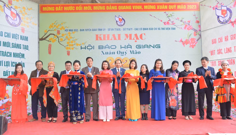 Các đồng chí lãnh đạo tỉnh Hà Giang và các cơ quan báo chí cắt băng khai mạc Hội báo Xuân Hà Giang.