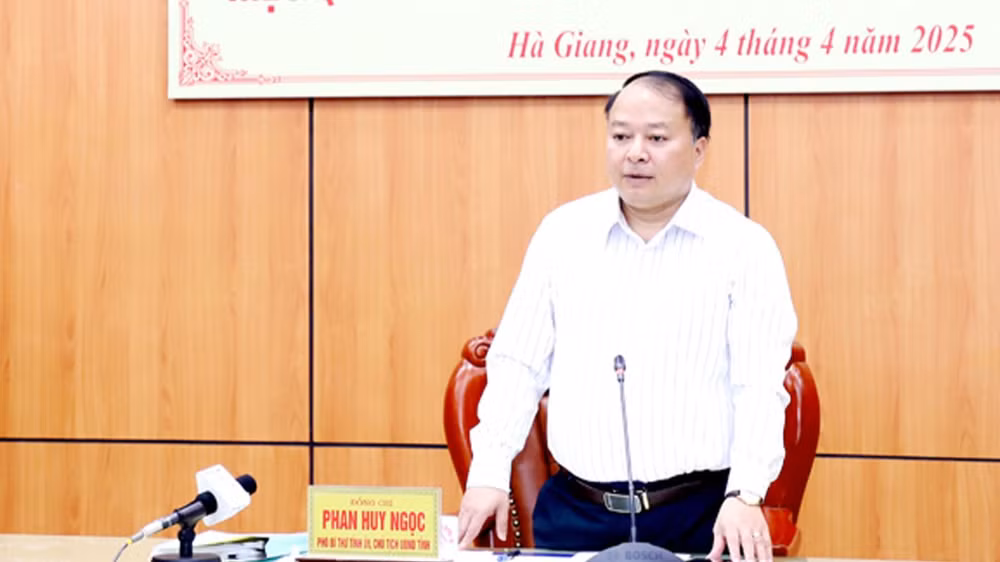 Đồng chí Phan Huy Ngọc, Chủ tịch Ủy ban nhân dân tỉnh Hà Giang phát biểu tại hội nghị.