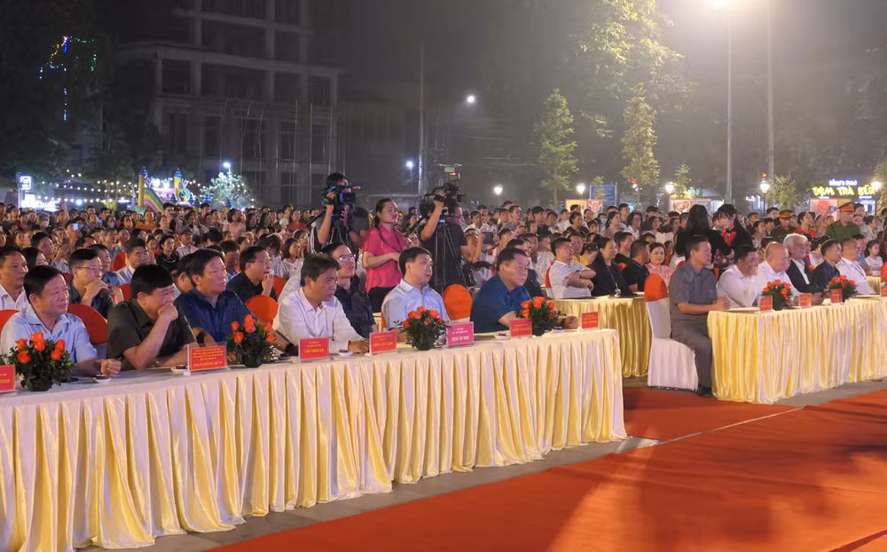 Các đại biểu dự khai mạc không gian trưng bày sản phẩm các tỉnh vùng Đông Bắc.