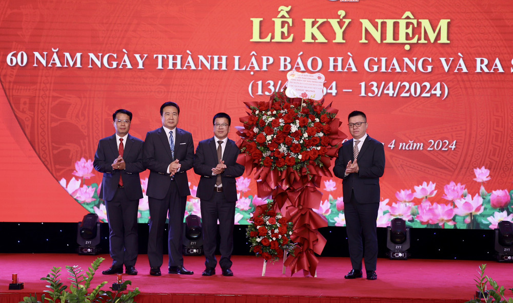 Đồng chí Lê Quốc Minh, Ủy viên Trung ương Đảng, Tổng Biên tập Báo Nhân Dân, Phó Trưởng Ban Tuyên giáo Trung ương, Chủ tịch Hội Nhà báo Việt Nam tặng hoa chúc mừng Báo Hà Giang.