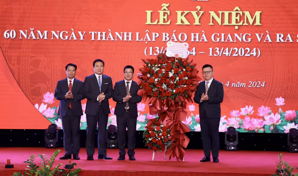 Đồng chí Lê Quốc Minh, Ủy viên Trung ương Đảng, Tổng Biên tập Báo Nhân Dân, Phó Trưởng Ban Tuyên giáo Trung ương, Chủ tịch Hội Nhà báo Việt Nam tặng hoa chúc mừng Báo Hà Giang.