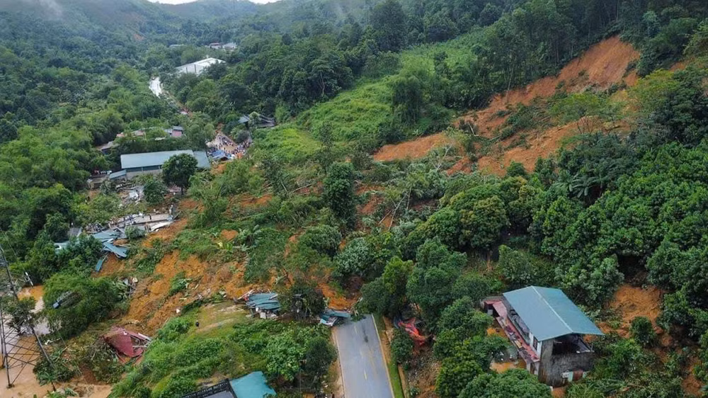 Sạt lở đất trên Quốc lộ 2, gây ách tắc giao thông từ Hà Giang về Hà Nội.