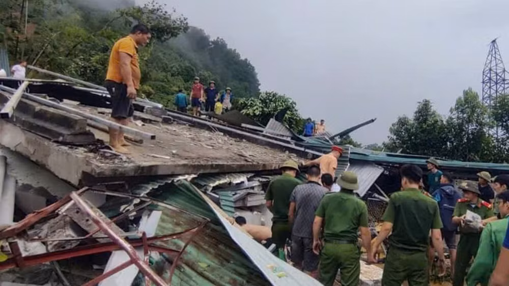 Các lực lượng chức năng đang hỗ trợ người dân khắc phục hậu quả trong vụ sạt lở đất tại Km52, Quốc lộ 2.