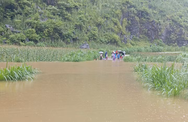 Nhiều tuyến đường bị chia cắt do nước suối dâng cao.