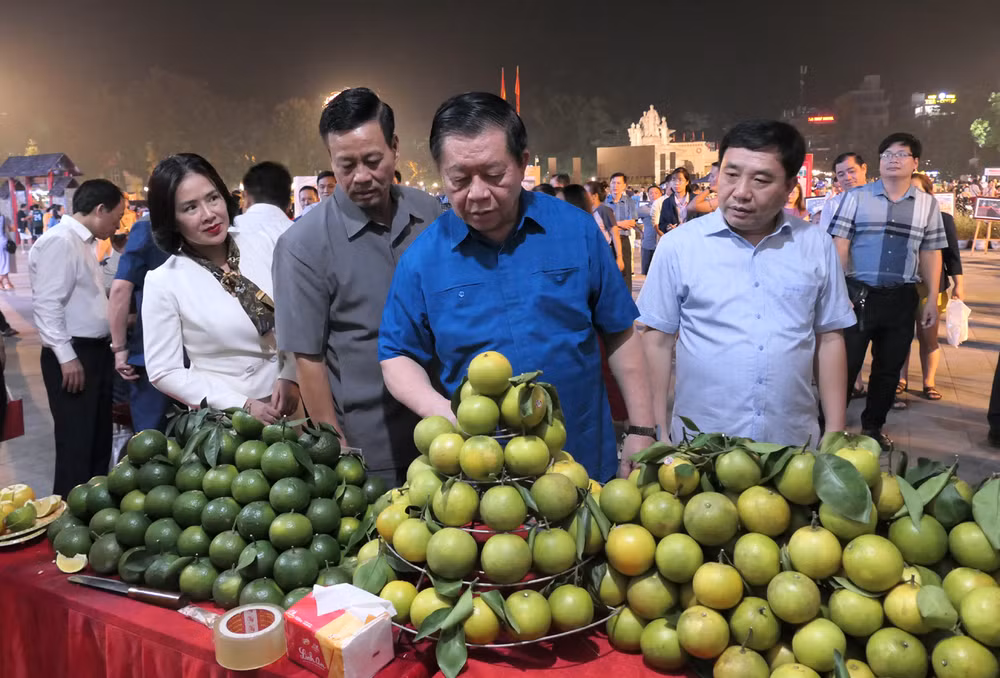 Trưởng Ban Tuyên giáo Trung ương Nguyễn Trọng Nghĩa tham quan gian trưng bày sản phẩm Hà Giang.