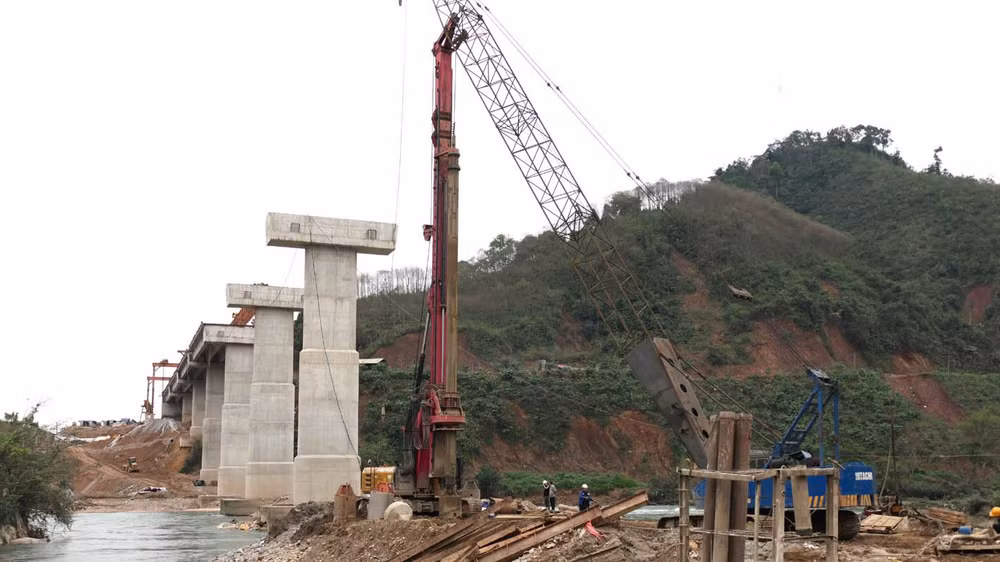 Đơn vị thi công phấn đấu hoàn thành xây dựng cầu Tân Quang trên tuyến cao tốc Tuyên Quang-Hà Giang trước tháng 10/2025.