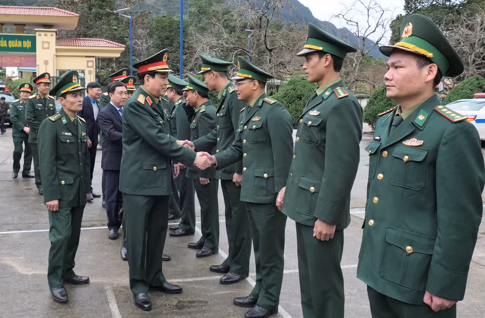 Đại tướng Lương Cường thăm, chúc Tết các chiến sĩ tại Đồn Biên phòng Cửa khẩu quốc tế Thanh Thủy.