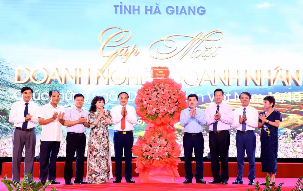 Lãnh đạo tỉnh Hà Giang tặng hoa chúc mừng Hội Doanh nghiệp tỉnh Hà Giang.