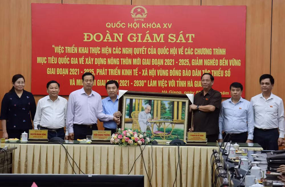 Phó Chủ tịch Quốc hội Trần Quang Phương tặng quà cho lãnh đạo tỉnh Hà Giang.