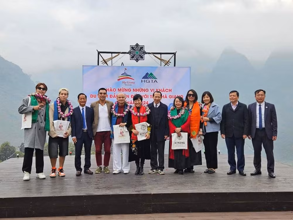 Lãnh đạo tỉnh Hà Giang tặng hoa, quà cho những vị khách đầu tiên đến Hà Giang năm 2024.