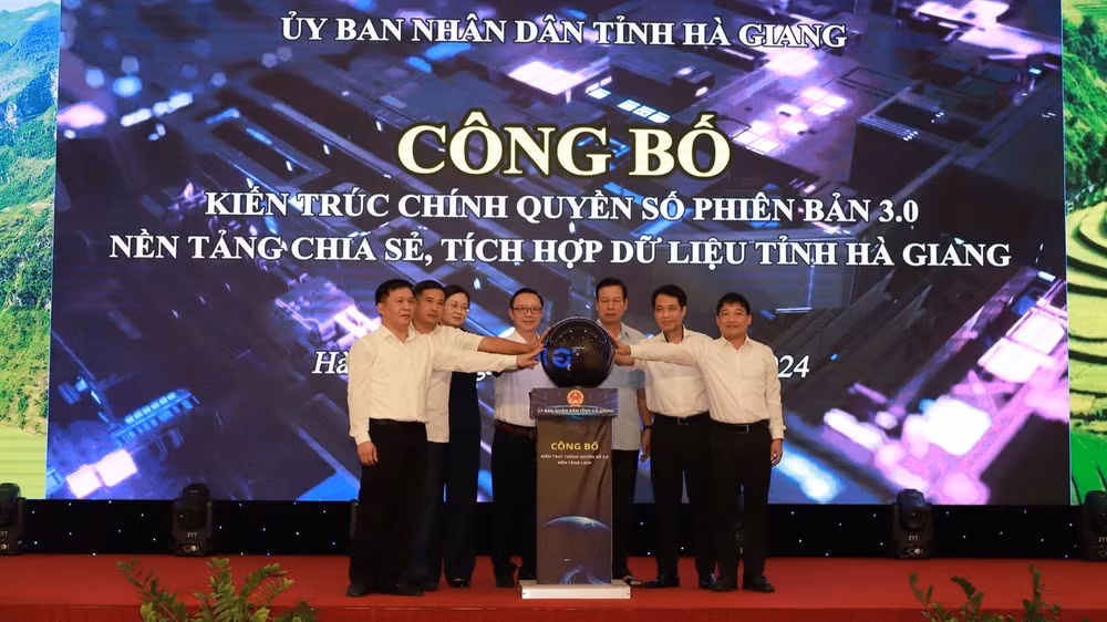 Các đồng chí lãnh đạo tỉnh Hà Giang ấn nút công bố kiến trúc chính quyền điện tử 3.0 và nền tảng chia sẻ tích hợp dữ liệu LGSP tỉnh Hà Giang.