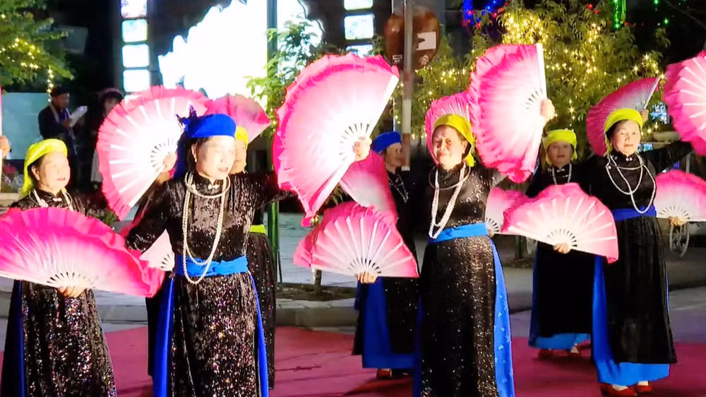 Nhiều tiết mục nghệ thuật sẽ được trình diễn trong những ngày diễn ra lễ hội. Nhiều tiết mục nghệ thuật sẽ được trình diễn trong những ngày diễn ra lễ hội.