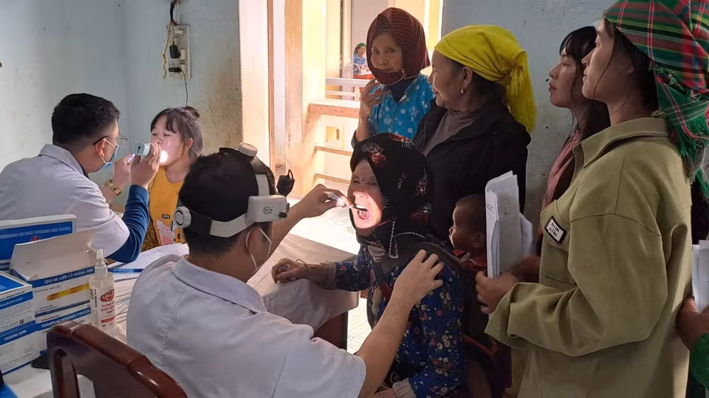 Qua khám bệnh miễn phí, người dân các xã biên giới tỉnh Hà Giang phát hiện và điều trị bệnh kịp thời. Qua khám bệnh miễn phí, người dân các xã biên giới tỉnh Hà Giang phát hiện và điều trị bệnh kịp thời.