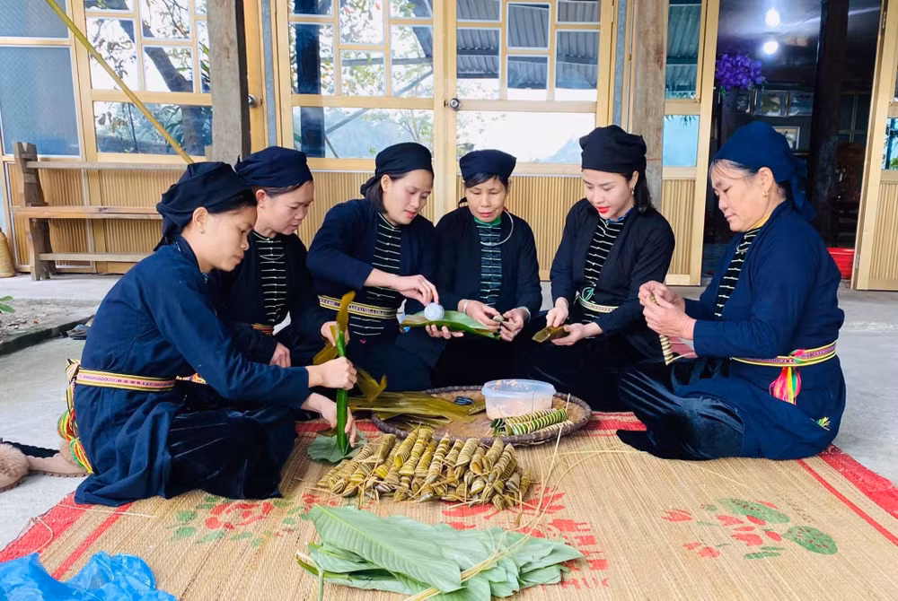 Người Tày, thôn Thanh Sơn, xã Thanh Thủy huyện Vị Xuyên, Hà Giang gói bánh tro.