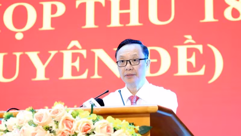 Chủ tịch Hội đồng nhân dân tỉnh Hà Giang Thào Hồng Sơn phát biểu tại kỳ họp.