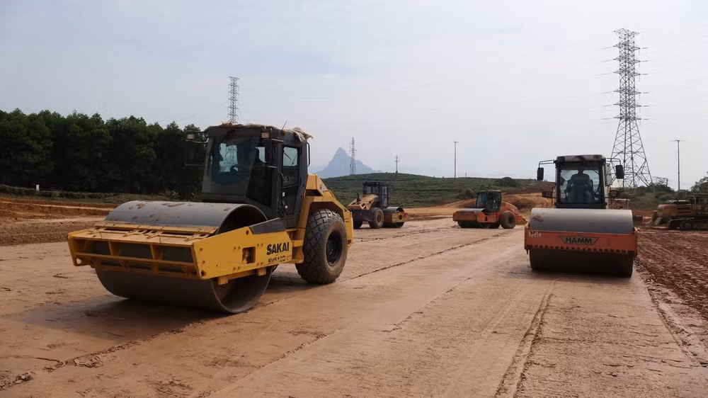 Tại gói thầu 03-XL, các đơn vị thi công huy động nhiều máy móc, thiết bị để lu nền đường cao tốc Tuyên Quang-Hà Giang.