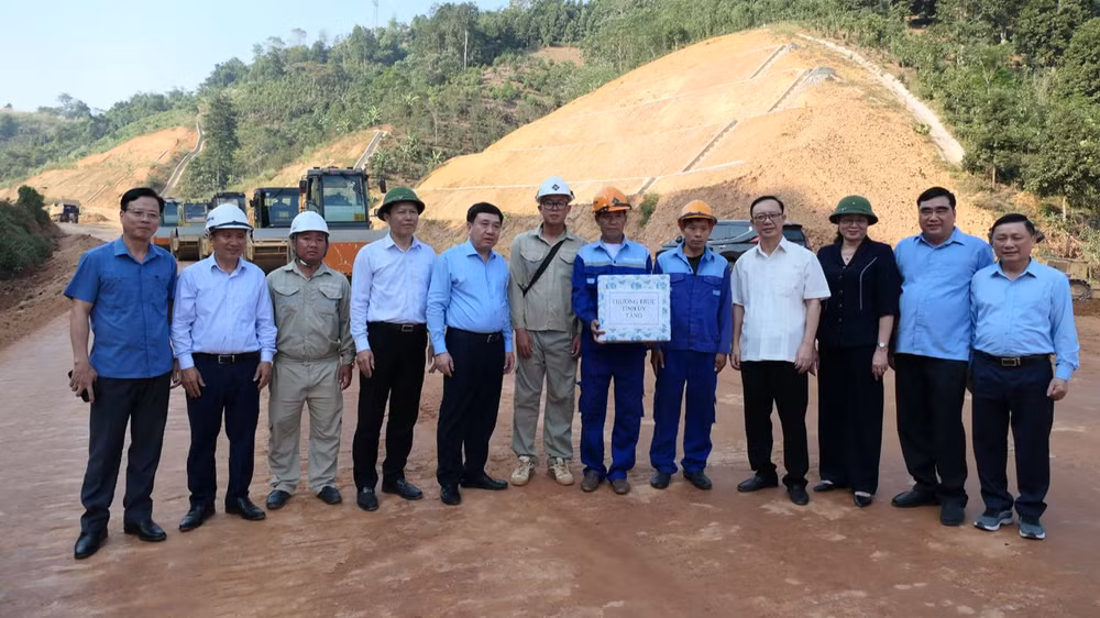 Các đồng chí lãnh đạo tỉnh Hà Giang tặng quà động viên các đơn vị thi công đường cao tốc Tuyên Quang-Hà Giang.