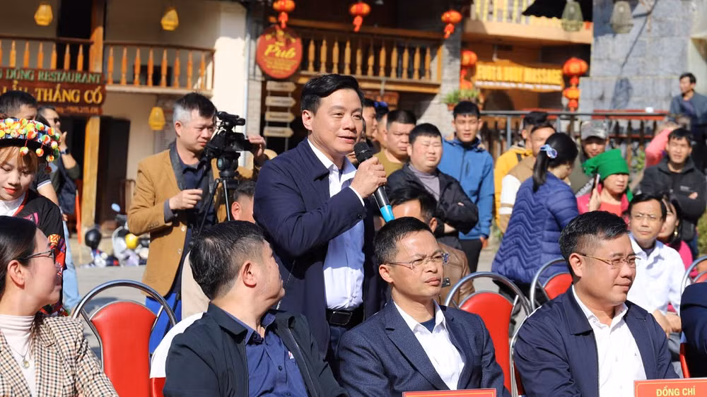 Các doanh nghiệp, cá nhân tham gia đấu giá bò vàng.