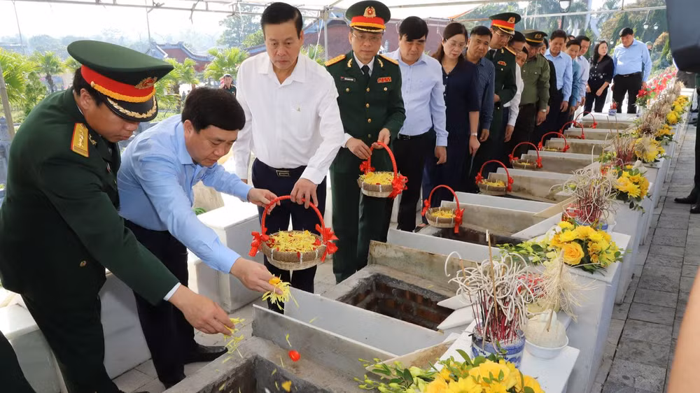 Các đồng chí lãnh đạo tỉnh Hà Giang trải hoa phần mộ các Anh hùng Liệt sĩ.