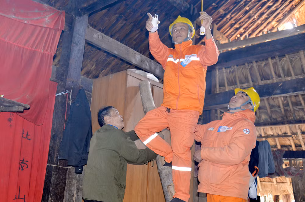 Công ty Điện lực Hà Giang hỗ trợ hộ nghèo sửa chữa hệ thống điện gia đình. (Ảnh: Khánh Toàn) Công ty Điện lực Hà Giang hỗ trợ hộ nghèo sửa chữa hệ thống điện gia đình. (Ảnh: Khánh Toàn)