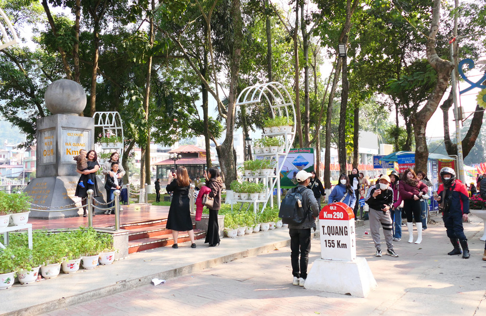Tại km số 0, thành phố Hà Giang luôn thu hút đông đảo du khách đến chụp ảnh.