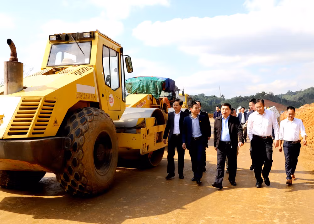Các dự án trọng điểm của tỉnh được đẩy mạnh thi công ngay từ đầu năm. (Trong ảnh: quyền Bí thư Tỉnh ủy Hà Giang kiểm tra tiến độ thi công Dự án cao tốc Tuyên Quang-Hà Giang).