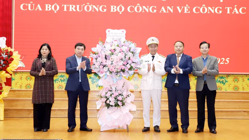 Các đồng chí lãnh đạo tỉnh Hà Giang tặng hoa chúc mừng Đại tá Nguyễn Đức Thuận.