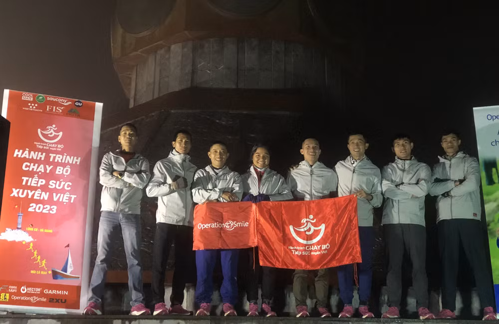 Các vận động viên tham gia Hành trình chạy bộ xuyên Việt.