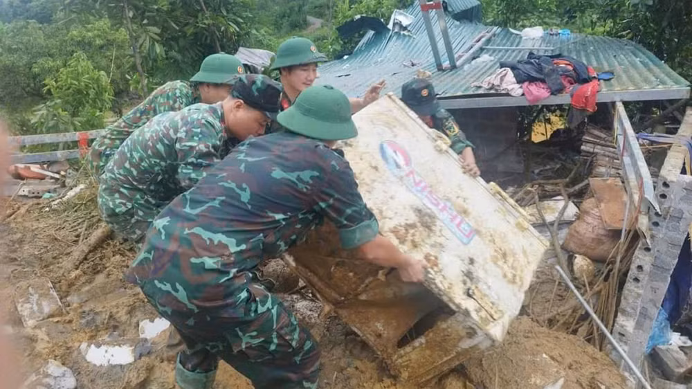 Lực lượng chức năng thực hiện công tác cứu hộ, cứu nạn tại Km52, Quốc lộ 2.