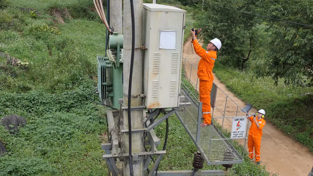 Công nhân Điện lực Đồng Văn sử dụng thiết bị đo PD kiểm tra điểm bất thường trạm biến áp tổ 4 thị trấn Đồng Văn.