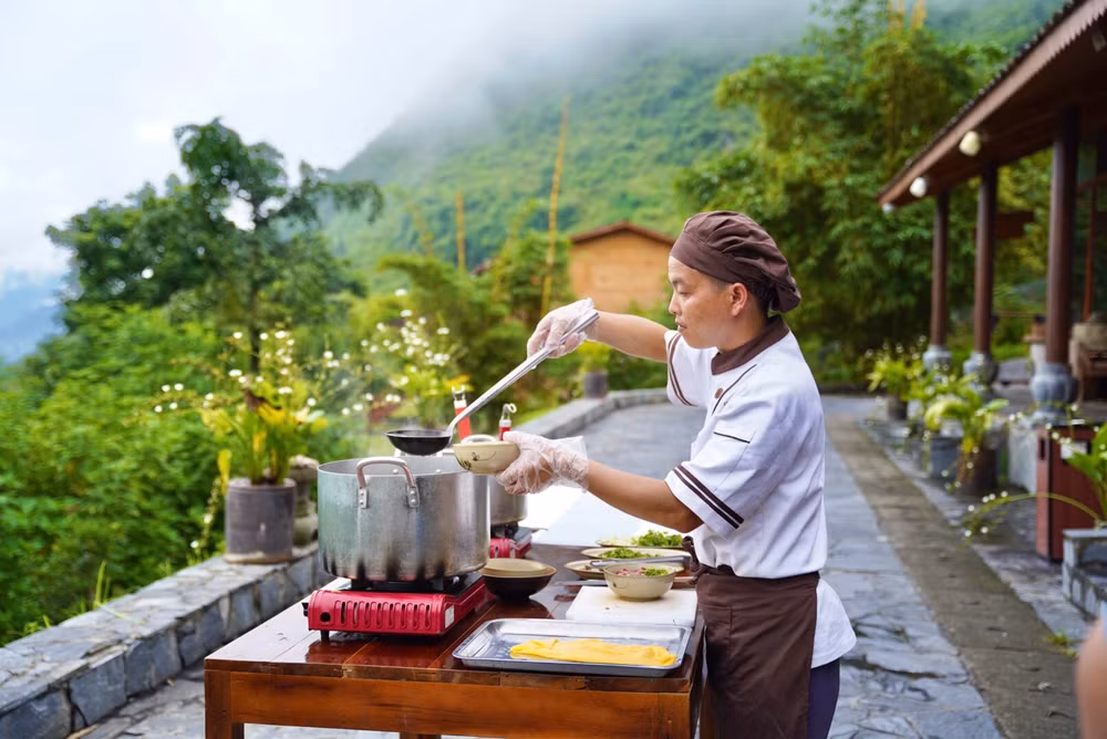 Du khách được thưởng thức món phở ngô tại Khu du lịch nghỉ dưỡng H’Mông Village.