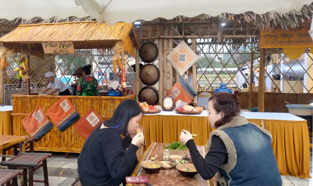 Du khách thưởng thức món phở ngô Hà Giang.