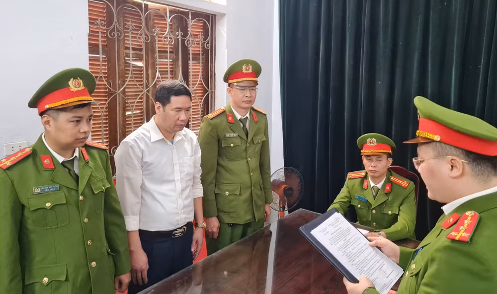 Cơ quan Cảnh sát điều tra công bố quyết định bắt tạm giam đối với Cao Mạnh Thắng (người áo trắng).