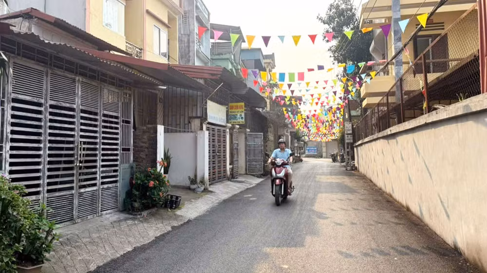 Các tuyến đường ngõ vào khu dân cư tổ 14, phường Nguyễn Trãi sạch, đẹp hơn khi được xã hội hóa đổ bê-tông nhựa asphalt.