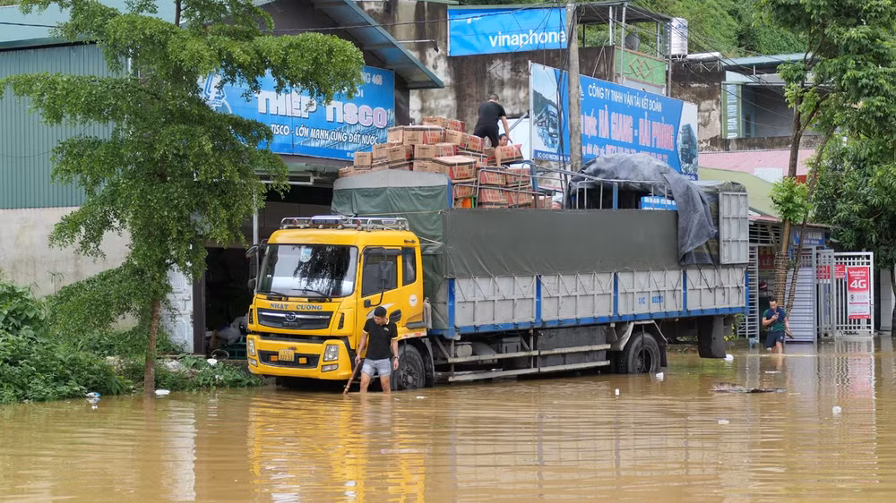 Người dân xã Phương Thiện, thành phố Hà Giang di dời đồ đạc đến nơi an toàn.