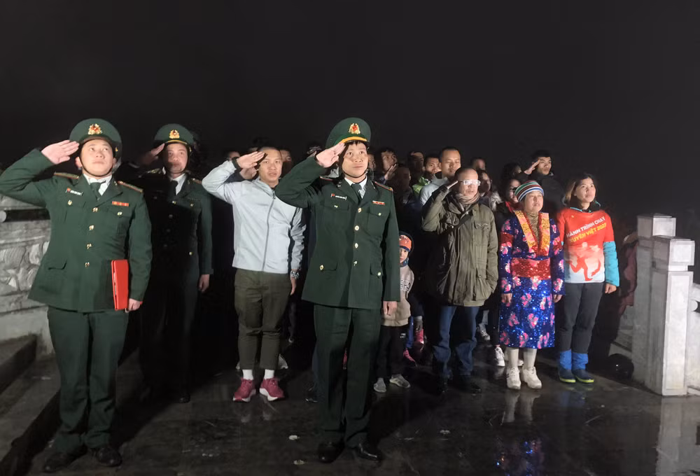 Các vận động viên tham gia Hành trình chạy bộ xuyên Việt tiến hành nghi thức Chào cờ Cột cờ Quốc gia Lũng Cú.