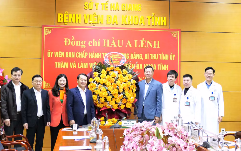 Bí thư Tỉnh ủy Hà Giang Hầu A Lềnh đã trao lẵng hoa của Thủ tướng Chính phủ tặng ngành y tế tỉnh Hà Giang.
