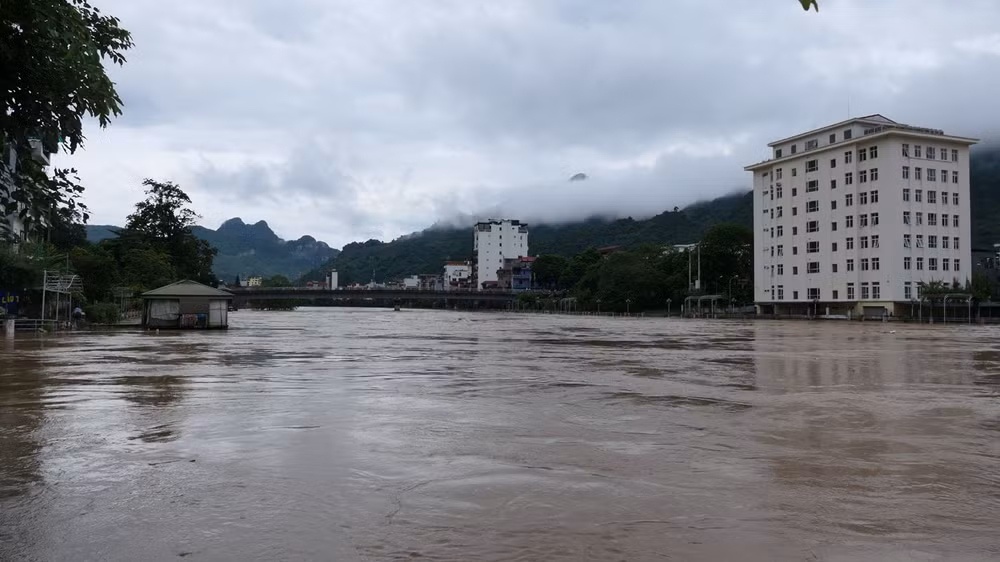 Thời tiết tiếp tục diễn biến phức tạp, nước sông Lô dâng cao.