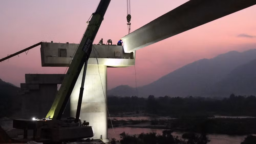 Thi công cầu bắc qua sông Lô tại điểm cuối đường cao tốc Tuyên Quang-Hà Giang (giai đoạn 1) tại xã Tân Quang, huyện Bắc Quang.