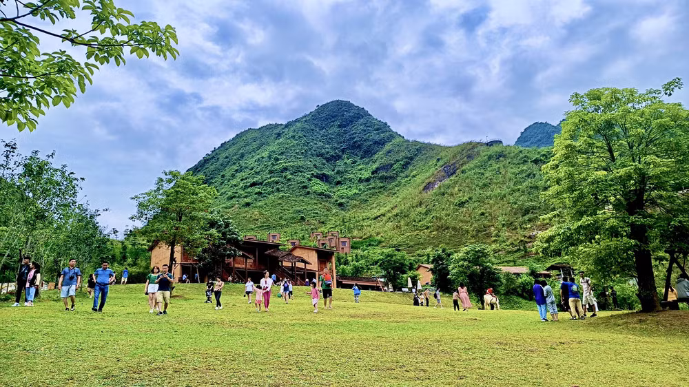 Du khách tham quan Khu nghỉ dưỡng H'Mông Village dịp Tết Dương lịch.