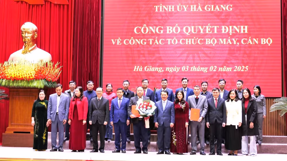 Lãnh đạo tỉnh Hà Giang trao quyết định thành lập Đảng bộ Ủy ban nhân dân tỉnh Hà Giang.