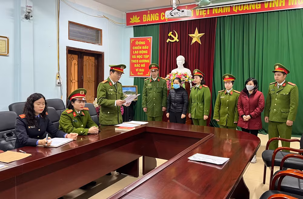 Cơ quan điều tra công bố quyết định khởi tố bị can, lệnh bắt bị can để tạm giam đối với Phạm Thị Kim Dung và Hoàng Thị Phượng.